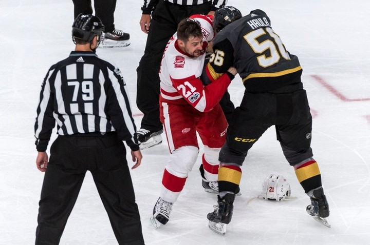 Tatar prvýkrát v NHL zhodil rukavice. Naložil Haulovi